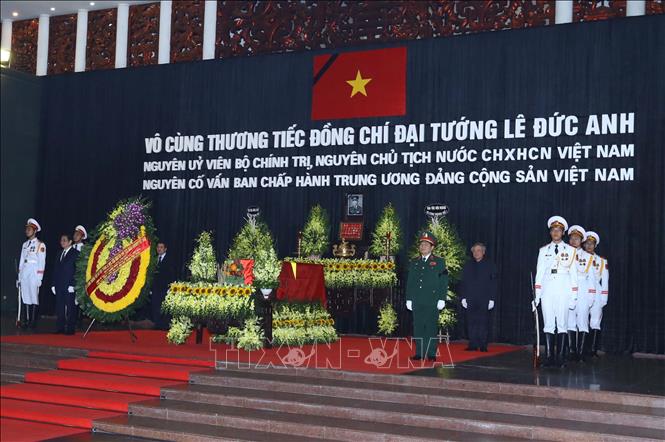 Trong ảnh: Linh cữu nguyên Chủ tịch nước, Đại tướng Lê Đức Anh quàn tại Nhà tang lễ Quốc gia (số 5 Trần Thánh Tông, Hà Nội). Ảnh: TTXVN