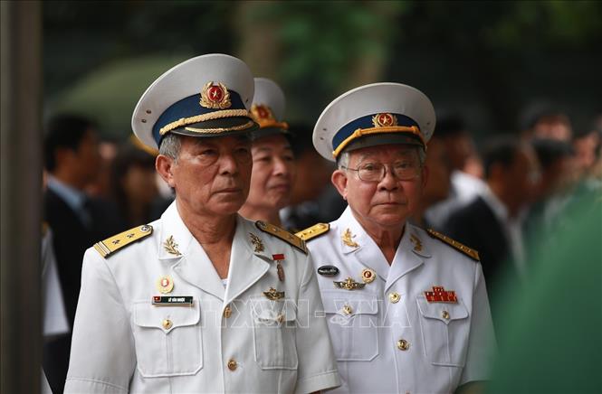 Trong ảnh: Các cựu chiến binh Đoàn tàu không số vào viếng Đại tướng Lê Đức Anh. Ảnh: Trọng Đạt - TTXVN