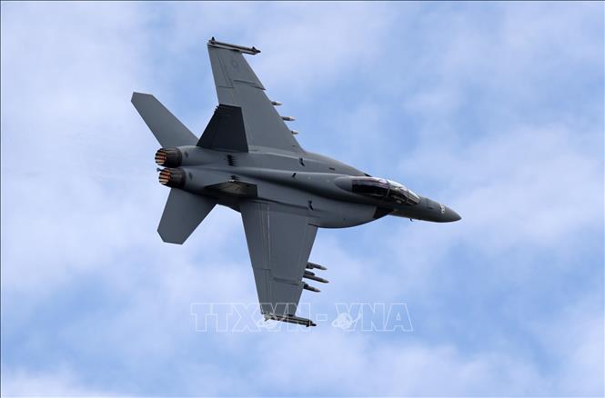 Trong ảnh (tư liệu): Máy bay Boeing F/A-18 Super Hornet bay trình diễn tại Triển lãm Hàng không Farnborough ở London, Anh ngày 12/7/2016. Ảnh: AFP/TTXVN