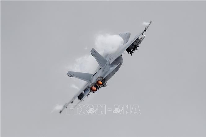 Trong ảnh (tư liệu): Máy bay Boeing F/A-18 Super Hornet bay trình diễn tại Triển lãm Hàng không Farnborough ở London, Anh ngày 12/7/2016. Ảnh: AFP/TTXVN