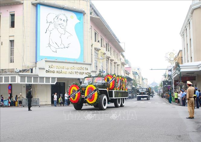 Trong ảnh: Đoàn xe tang chở linh cữu nguyên Chủ tịch nước, Đại tướng Lê Đức Anh di chuyển trên phố Tràng Tiền. Ảnh: Thanh Tùng-TTXVN