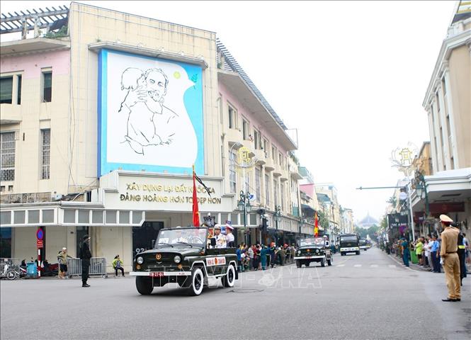 Trong ảnh: Đoàn xe tang chở linh cữu nguyên Chủ tịch nước, Đại tướng Lê Đức Anh di chuyển trên tuyến phố Tràng Tiền - Hàng Khay. Ảnh: Thanh Tùng-TTXVN