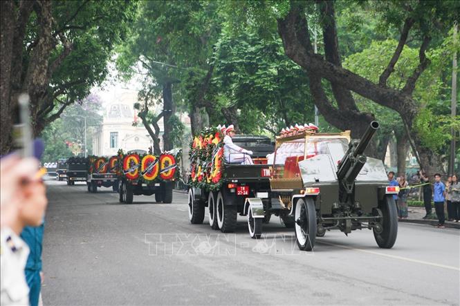 Trong ảnh: Linh xa đưa linh cữu nguyên Chủ tịch nước, Đại tướng Lê Đức Anh di chuyển trên phố Hàng Khay. Ảnh: Thanh Tùng-TTXVN