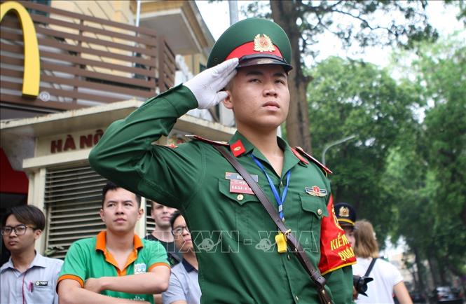 Trong ảnh: Lực lượng quân đội kính chào nguyên Chủ tịch nước, Đại tướng Lê Đức Anh lần cuối. Ảnh: Thanh Tùng-TTXVN