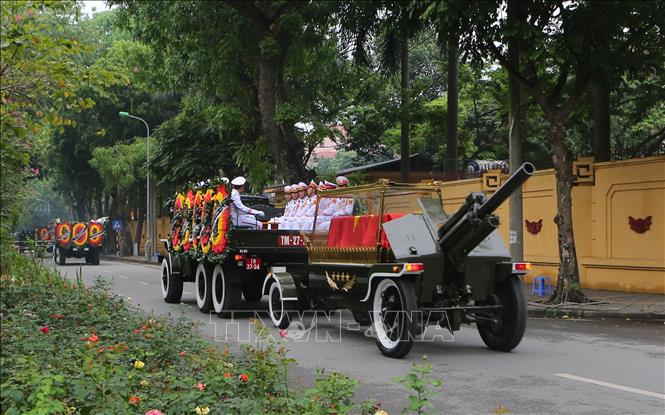 Trong ảnh: Đoàn xe tang nguyên Chủ tịch nước, Đại tướng Lê Đức Anh di chuyển trên đường Nguyễn Tri Phương, qua cổng Bộ Quốc phòng (ảnh chụp lúc 11 giờ 40 phút). Ảnh: Thành Đạt - TTXVN 