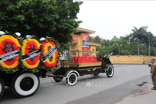 Trong ảnh: Đoàn xe tang nguyên Chủ tịch nước, Đại tướng Lê Đức Anh di chuyển trên đường Nguyễn Tri Phương, qua cổng Bộ Quốc phòng (ảnh chụp lúc 11 giờ 40 phút). Ảnh: Thành Đạt - TTXVN 