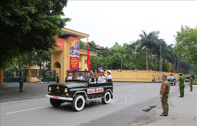 Trong ảnh: Đoàn xe tang nguyên Chủ tịch nước, Đại tướng Lê Đức Anh di chuyển trên đường Nguyễn Tri Phương, qua cổng Bộ Quốc phòng (ảnh chụp lúc 11 giờ 40 phút). Ảnh: Thành Đạt - TTXVN 