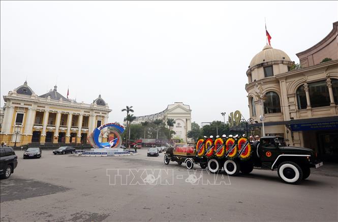 Trong ảnh: Đoàn xe tang chở linh cữu nguyên Chủ tịch nước, Đại tướng Lê Đức Anh di chuyển qua khu vực Quảng trường Cách mạng Tháng Tám vào phố Tràng Tiền. Ảnh: Danh Lam – TTXVN