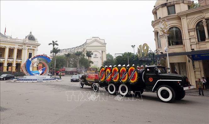 Trong ảnh: Đoàn xe tang chở linh cữu nguyên Chủ tịch nước, Đại tướng Lê Đức Anh di chuyển qua khu vực Quảng trường Cách mạng Tháng Tám vào phố Tràng Tiền. Ảnh: Danh Lam – TTXVN
