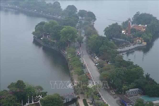 Trong ảnh: Đoàn xe tang chở linh cữu nguyên Chủ tịch nước, Đại tướng Lê Đức Anh di chuyển trên đường Thanh Niên. Ảnh: Minh Quyết - TTXVN
