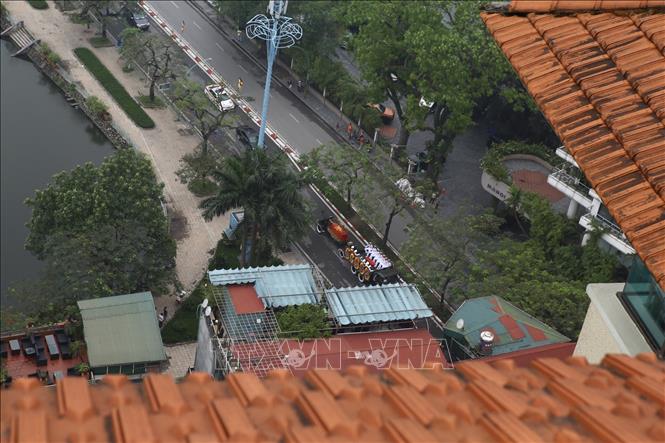 Trong ảnh: Đoàn xe tang chở linh cữu nguyên Chủ tịch nước, Đại tướng Lê Đức Anh di chuyển trên đường Thanh Niên. Ảnh: Minh Quyết - TTXVN
