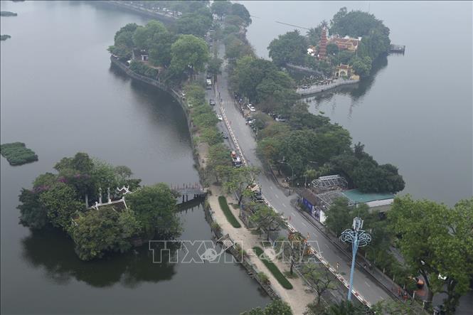 Trong ảnh: Đoàn xe tang chở linh cữu nguyên Chủ tịch nước, Đại tướng Lê Đức Anh di chuyển trên đường Thanh Niên. Ảnh: Minh Quyết - TTXVN