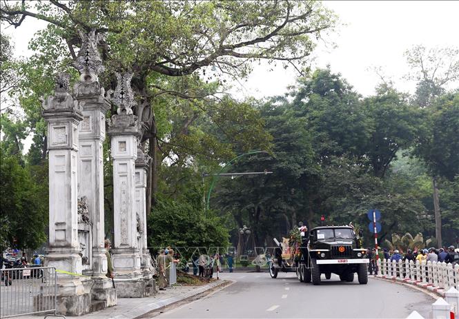 Trong ảnh: Đoàn xe tang chở linh cữu nguyên Chủ tịch nước Lê Đức Anh di chuyển qua khu vực đền Quán Thánh, đường Thanh Niên, Hà Nội. Ảnh: Huy Hùng – TTXVN