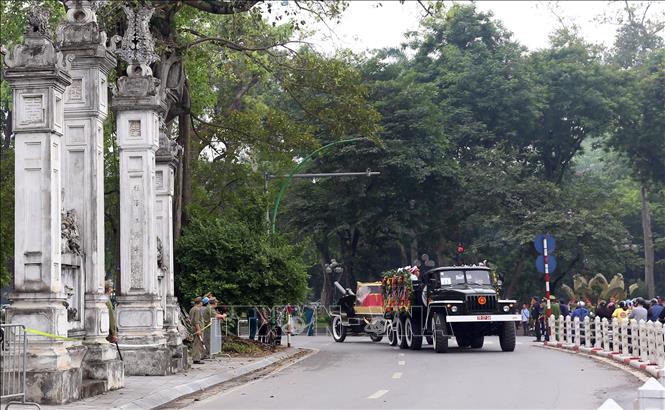 Trong ảnh: Đoàn xe tang chở linh cữu nguyên Chủ tịch nước Lê Đức Anh di chuyển qua khu vực đền Quán Thánh, đường Thanh Niên, Hà Nội. Ảnh: Huy Hùng – TTXVN
