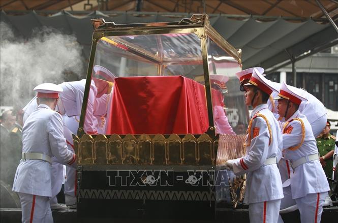 Trong ảnh: Đội nghi lễ Quân đội chuyển linh cữu nguyên Chủ tịch nước, Đại tướng Lê Đức Anh lên xe tang. Ảnh: Trọng Đạt - TTXVN