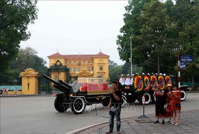 Trong ảnh: Đoàn xe tang chở linh cữu nguyên Chủ tịch nước, Đại tướng Lê Đức Anh di chuyển trên tuyến phố Hoàng Văn Thụ - Hùng Vương. Ảnh: Văn Điệp – TTXVN