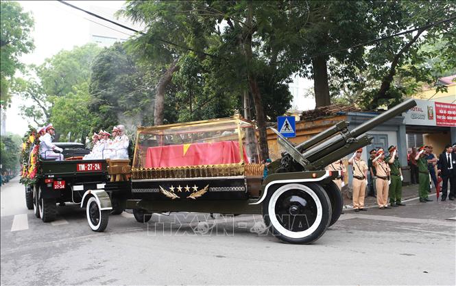 Trong ảnh: Đoàn xe tang chở linh cữu nguyên Chủ tịch nước, Đại tướng Lê Đức Anh rời Nhà tang lễ Quốc gia. Ảnh: Doãn Tấn - TTXVN