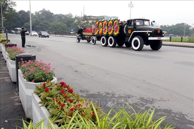 Trong ảnh: Đoàn xe tang chở linh cữu nguyên Chủ tịch nước, Đại tướng Lê Đức Anh di chuyển trên đường Độc Lập. Ảnh: TTXVN