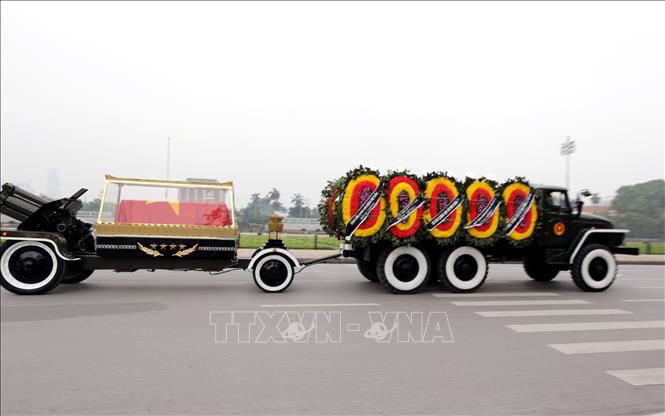 Trong ảnh: Đoàn xe tang chở linh cữu nguyên Chủ tịch nước, Đại tướng Lê Đức Anh di chuyển trên đường Độc Lập. Ảnh: TTXVN