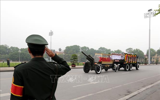 Trong ảnh: Đoàn xe tang chở linh cữu nguyên Chủ tịch nước, Đại tướng Lê Đức Anh di chuyển trên đường Độc Lập. Ảnh: TTXVN