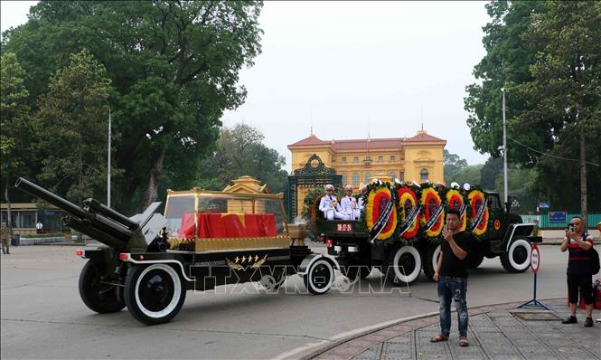 Trong ảnh: Xe tang chở linh cữu nguyên Chủ tịch nước, Đại tướng Lê Đức Anh di chuyển trên tuyến phố Hoàng Văn Thụ - Hùng Vương. Ảnh: Văn Điệp – TTXVN