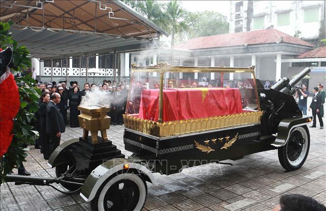 Trong ảnh: Linh cữu nguyên Chủ tịch nước, Đại tướng Lê Đức Anh phủ lá Quốc kỳ được đặt trên khẩu sơn pháo. Ảnh: Doãn Tấn - TTXVN