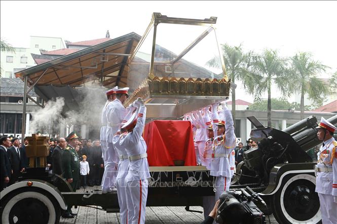 Trong ảnh: Đội nghi lễ tiến hành chuyển linh cữu nguyên Chủ tịch nước, Đại tướng Lê Đức Anh lên xe tang. Ảnh: Doãn Tấn - TTXVN