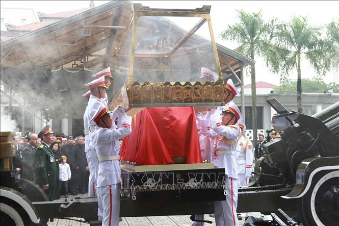 Trong ảnh: Đội nghi lễ tiến hành chuyển linh cữu nguyên Chủ tịch nước, Đại tướng Lê Đức Anh lên xe tang. Ảnh: Doãn Tấn - TTXVN