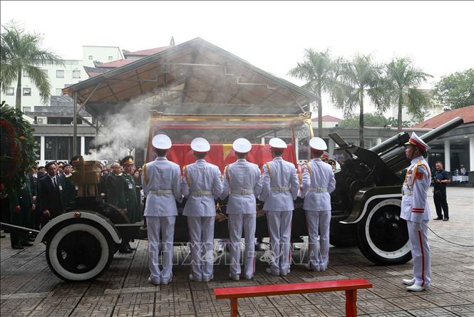 Trong ảnh: Đội nghi lễ tiến hành chuyển linh cữu nguyên Chủ tịch nước, Đại tướng Lê Đức Anh lên xe tang. Ảnh: Doãn Tấn - TTXVN