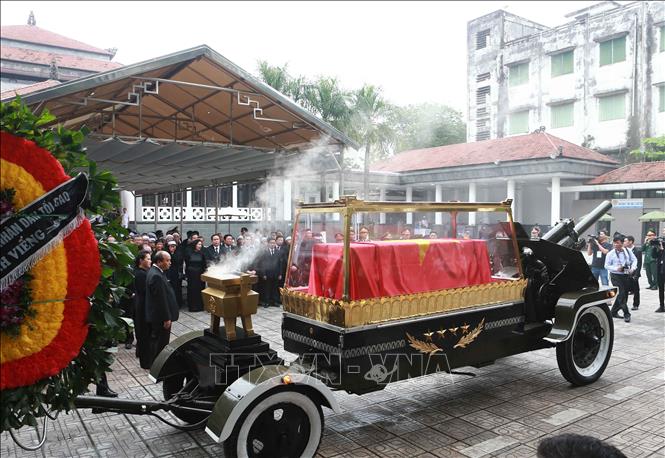 Trong ảnh: Linh cữu nguyên Chủ tịch nước, Đại tướng Lê Đức Anh phủ lá Quốc kỳ được đặt trên khẩu sơn pháo. Ảnh: Doãn Tấn - TTXVN
