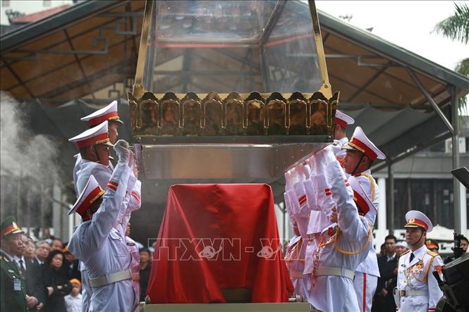 Trong ảnh: Đội nghi lễ tiến hành chuyển linh cữu nguyên Chủ tịch nước, Đại tướng Lê Đức Anh lên xe tang. Ảnh: Trọng Đạt - TTXVN

