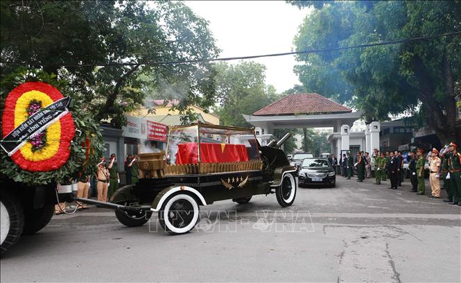 Trong ảnh: Đoàn xe đưa linh cữu nguyên Chủ tịch nước, Đại tướng Lê Đức Anh rời Nhà tang lễ. Ảnh: Doãn Tấn - TTXVN