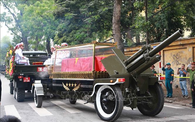 Trong ảnh: Đoàn xe tang chở linh cữu nguyên Chủ tịch nước, Đại tướng Lê Đức Anh rời Nhà tang lễ Quốc gia. Ảnh: Doãn Tấn - TTXVN