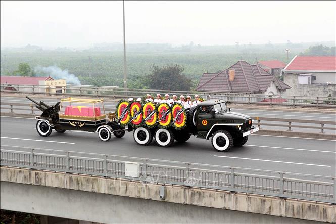 Trong ảnh: Đoàn xe tang đưa linh cữu nguyên Chủ tịch nước, Đại tướng Lê Đức Anh di chuyển trên cầu Nhật Tân ra sân bay Quốc tế Nội Bài. Ảnh: Quang Quyết -TTXVN