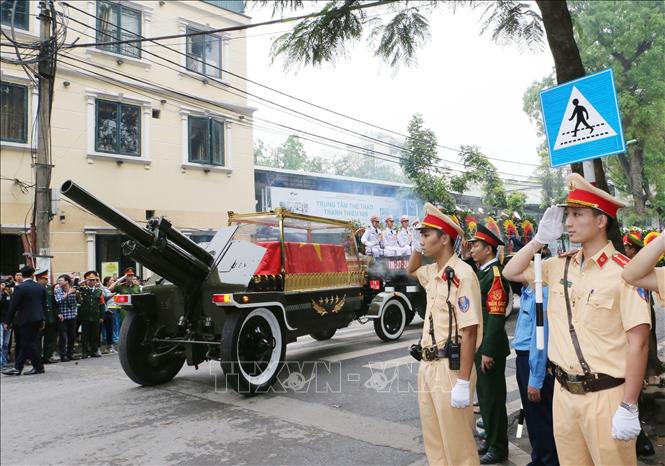 Trong ảnh: Đoàn xe tang đưa linh cữu nguyên Chủ tịch nước, Đại tướng Lê Đức Anh rời Nhà tang lễ Quốc gia. Ảnh: Trọng Đức - TTXVN