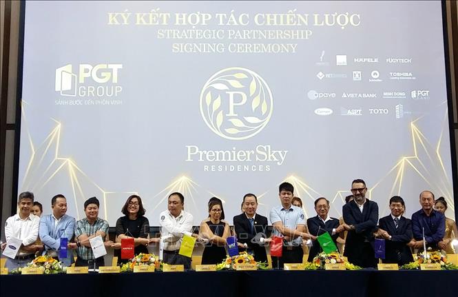 Trong ảnh: Đại diện Tập đoàn Bất động sản Phú Gia Thịnh và các đối tác bắt tay hợp tác tại lễ ra mắt dự án. Ảnh: Trần Lê Lâm - TTXVN