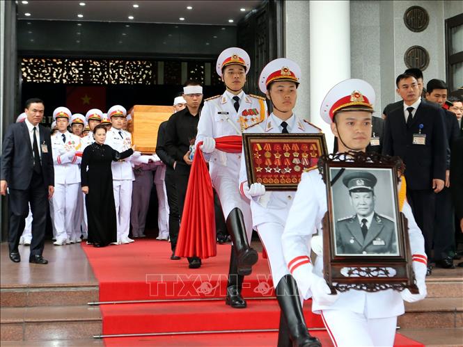 Trong ảnh: Chuyển linh cữu, di ảnh, gối huân, huy chương của nguyên Chủ tịch nước, Đại tướng Lê Đức Anh ra xe tang. Ảnh: Trọng Đức - TTXVN