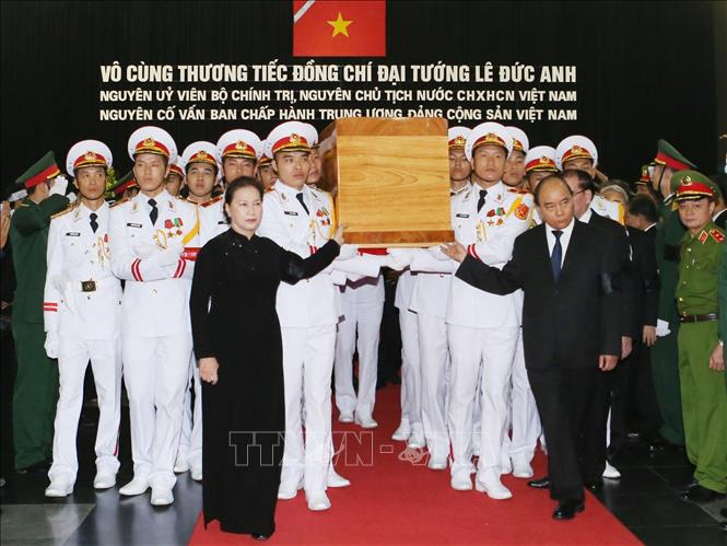 Trong ảnh: Thủ tướng Nguyễn Xuân Phúc, Chủ tịch Quốc hội Nguyễn Thị Kim Ngân đưa linh cữu nguyên Chủ tịch nước, Đại tướng Lê Đức Anh ra xe tang. Ảnh: Trọng Đức - TTXVN