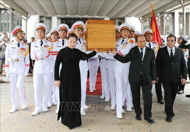 Trong ảnh: Thủ tướng Nguyễn Xuân Phúc, Chủ tịch Quốc hội Nguyễn Thị Kim Ngân đưa linh cữu nguyên Chủ tịch nước, Đại tướng Lê Đức Anh ra xe tang. Ảnh: Trọng Đức - TTXVN