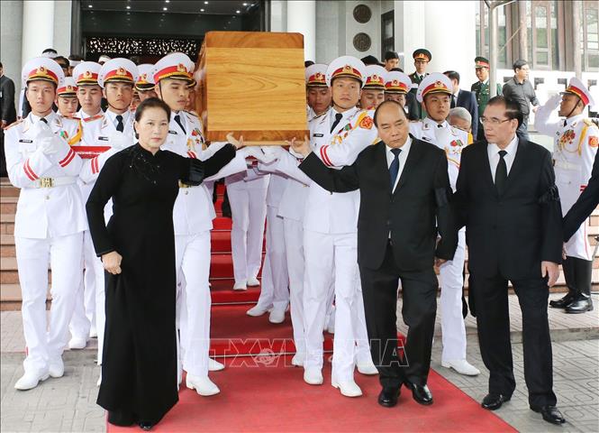 Trong ảnh: Thủ tướng Nguyễn Xuân Phúc, Chủ tịch Quốc hội Nguyễn Thị Kim Ngân đưa linh cữu nguyên Chủ tịch nước, Đại tướng Lê Đức Anh ra xe tang. Ảnh: Trọng Đức - TTXVN
