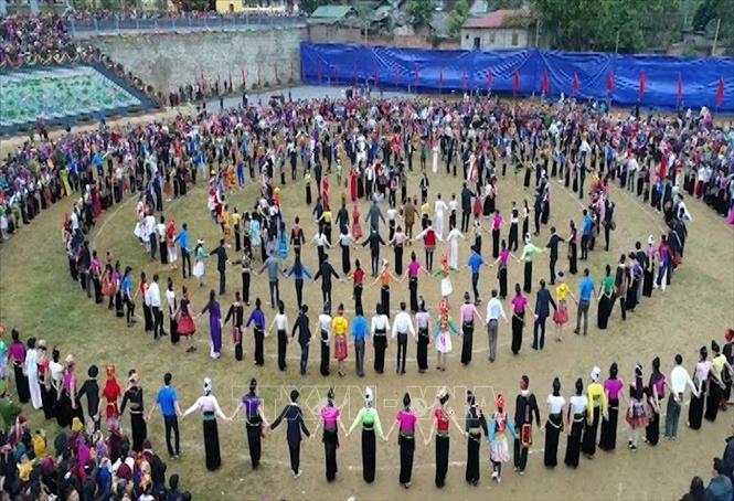 Trong ảnh: Đảng bộ, chính quyền và nhân dân các dân tộc huyện Thuận Châu, tỉnh Sơn La đoàn kết xây dựng quê hương ngày càng đổi mới và phát triển. Ảnh: TTXVN phát
