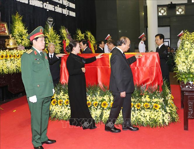 Trong ảnh: Thủ tướng Nguyễn Xuân Phúc, Chủ tịch Quốc hội Nguyễn Thị Kim Ngân và các đồng chí lãnh đạo, nguyên lãnh đạo Đảng, Nhà nước đi quanh linh cữu lần cuối, tiễn biệt nguyên Chủ tịch nước, Đại tướng Lê Đức Anh. Ảnh: Trọng Đức - TTXVN