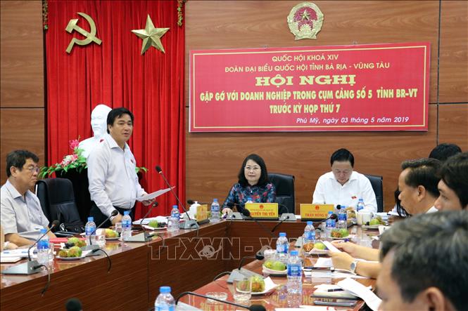 
Trong ảnh: Ông Dương Minh Tuấn, Phó Chủ tịch chuyên trách Đoàn Đại biểu Quốc hội tỉnh Bà Rịa-Vũng Tàu thông tin những vấn đề đưa ra tại kỳ họp thứ 7, Quốc hội khóa XIV sắp tới. Ảnh: Đoàn Mạnh Dương - TTXVN

