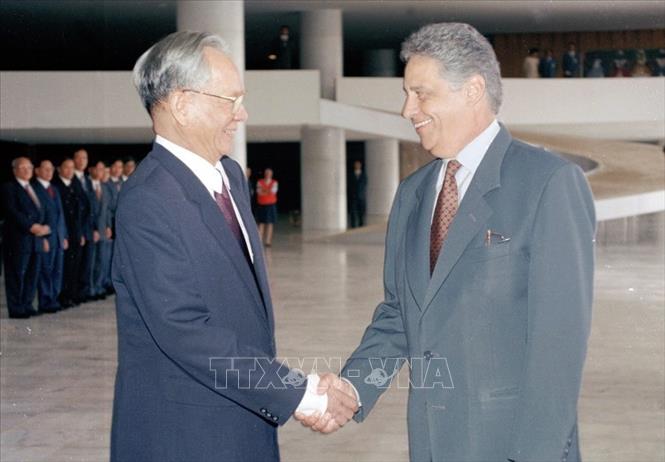 Trong ảnh: Tổng thống Brazil Fernando Henrique Cardoso nồng nhiệt chào đón Chủ tịch nước Lê Đức Anh thăm chính thức Brazil, tháng 10/1995. Ảnh: Cao Phong – TTXVN