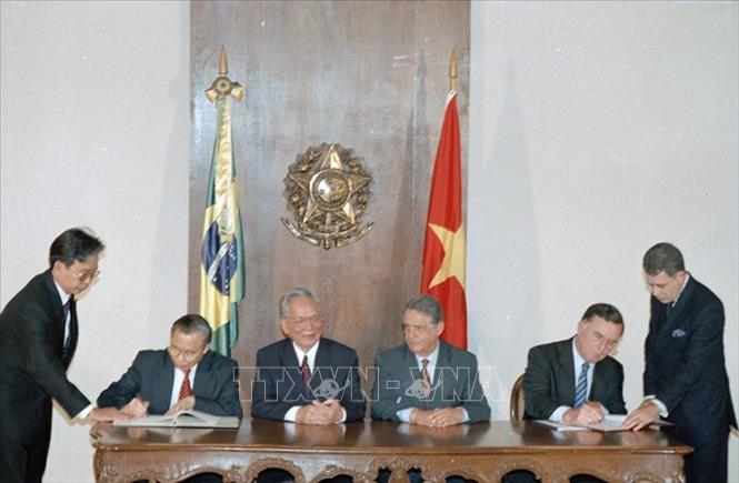 Nhân chuyến thăm chính thức Brazil, tháng 10/1995, Chủ tịch nước Lê Đức Anh và Tổng thống Brazil Fernando Henrique Cardoso chứng kiến Lễ ký kết Bản thỏa thuận hợp tác kinh tế, văn hóa giữa hai nước. Trong ảnh: Bộ trưởng Ngoại giao Nguyễn Mạnh Cầm và Bộ trưởng Ngoại giao Brazil Luiz Felipe Lampreia ký kết Bản thỏa thuận hợp tác kinh tế, văn hóa giữa Brazil và Việt Nam. Ảnh: Cao Phong - TTXVN