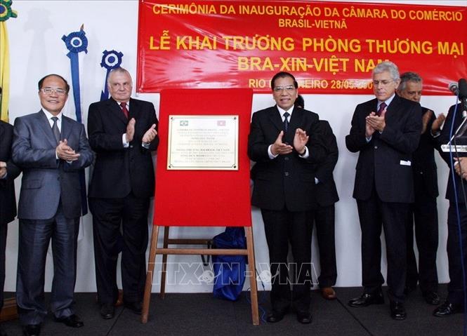 Trong ảnh: Nhân chuyến thăm hữu nghị chính thức Brazil, ngày 28/5/2007, Tổng Bí thư Nông Đức Mạnh đến dự Lễ khai trương Phòng Thương mại Brazil - Việt Nam tại thành phố Rio de Janeiro. Ảnh: Đinh Xuân Tuân – TTXVN