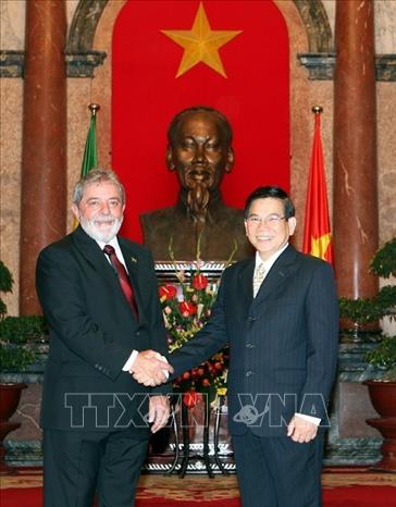 Trong ảnh: Chủ tịch nước Nguyễn Minh Triết đón, hội đàm với Tổng thống Brazil Luiz Inácio Lula da Silva thăm chính thức Việt Nam, ngày 10/7/2008, tại Phủ Chủ tịch. Ảnh: Nguyễn Khang - TTXVN
 
