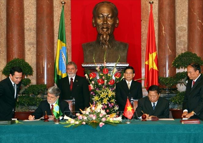 Trong ảnh: Chủ tịch nước Nguyễn Minh Triết và Tổng thống Brazil Luiz Inácio Lula da Silva chứng kiến Lễ ký Bản ghi nhớ về việc thành lập Uỷ ban hỗn hợp giữa Chính phủ hai nước, ngày 10/7/2008, tại Phủ Chủ tịch, trong chuyến thăm chính thức 2 ngày đến Việt Nam (9 - 10/7/2008). Ảnh: Nguyễn Khang - TTXVN