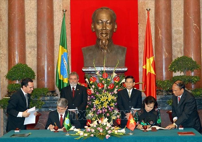 Trong ảnh: Chủ tịch nước Nguyễn Minh Triết và Tổng thống Brazil Luiz Inácio Lula da Silva chứng kiến Lễ ký kết Bản ghi nhớ giữa Chính phủ hai nước về đấu tranh chống đói nghèo, ngày 10/7/2008, tại Phủ Chủ tịch, trong chuyến thăm chính thức 2 ngày đến Việt Nam (9 - 10/7/2008). Ảnh: Nguyễn Khang - TTXVN