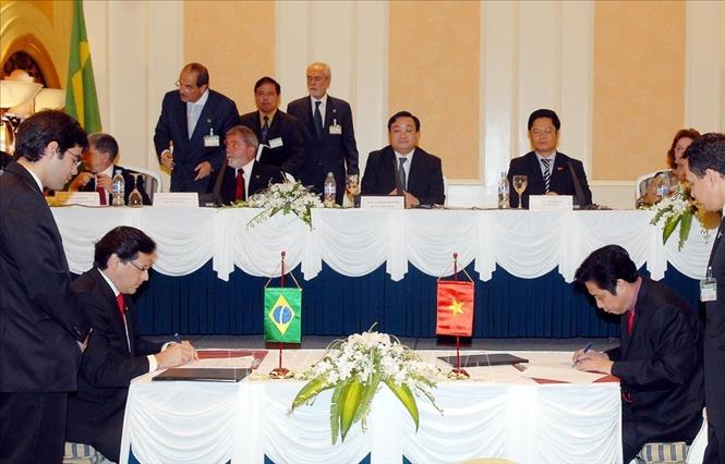 Trong ảnh: Trong chuyến thăm chính thức Việt Nam từ ngày 9 - 10/7/2008, ngày 10/7, tại Hà Nội, Tổng thống Brazil Luiz Inácio Lula da Silva và Phó Thủ tướng Hoàng Trung Hải dự Diễn đàn doanh nghiệp Việt Nam - Brazil và chứng kiến ký kết hợp tác giữa doanh nghiệp hai nước. Ảnh: Nhan Sáng - TTXVN